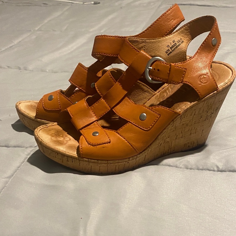 Chic Tan Wedge Sandals